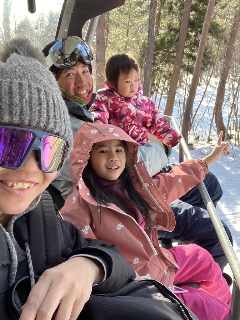 TENKA 一家人在雪場纜車上的合照