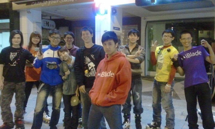 當年在高雄帶領的直排輪夜溜團合照