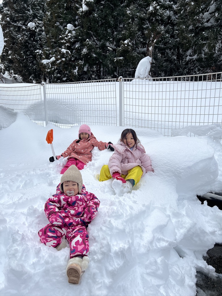 孩子們在積雪裡一起玩雪