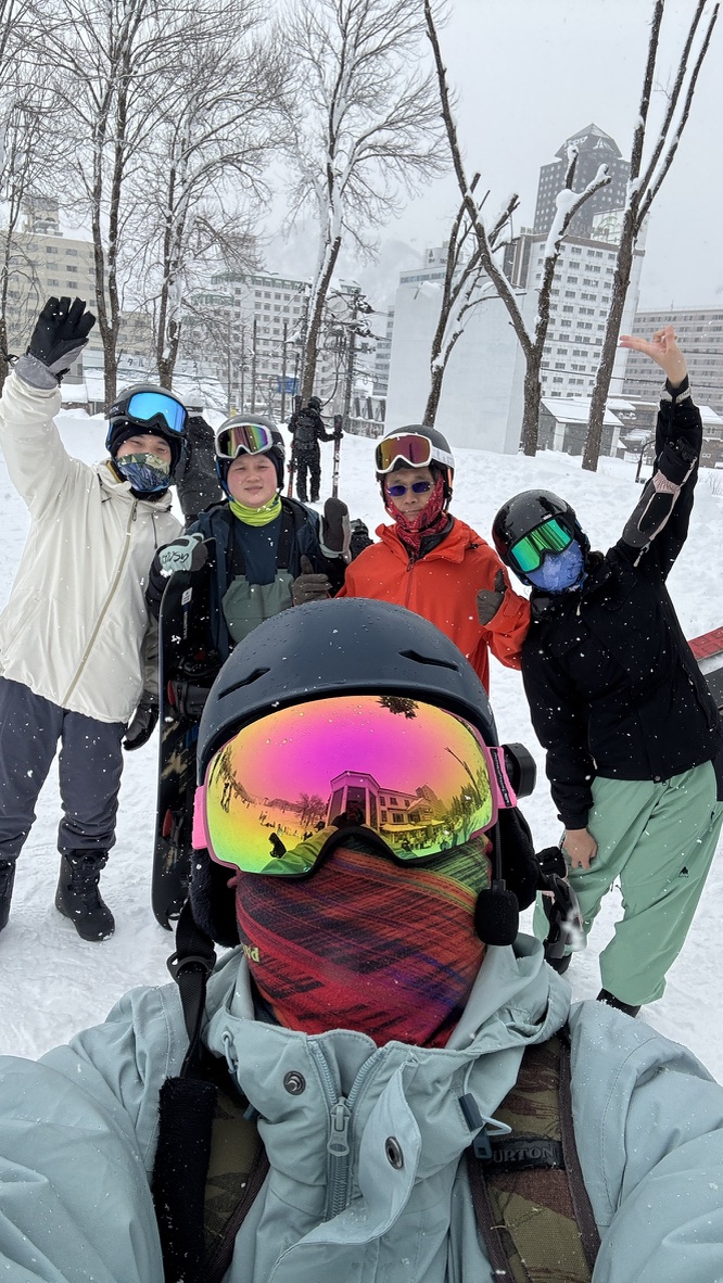 TENKA 與另一組學員在雪場的教學合照