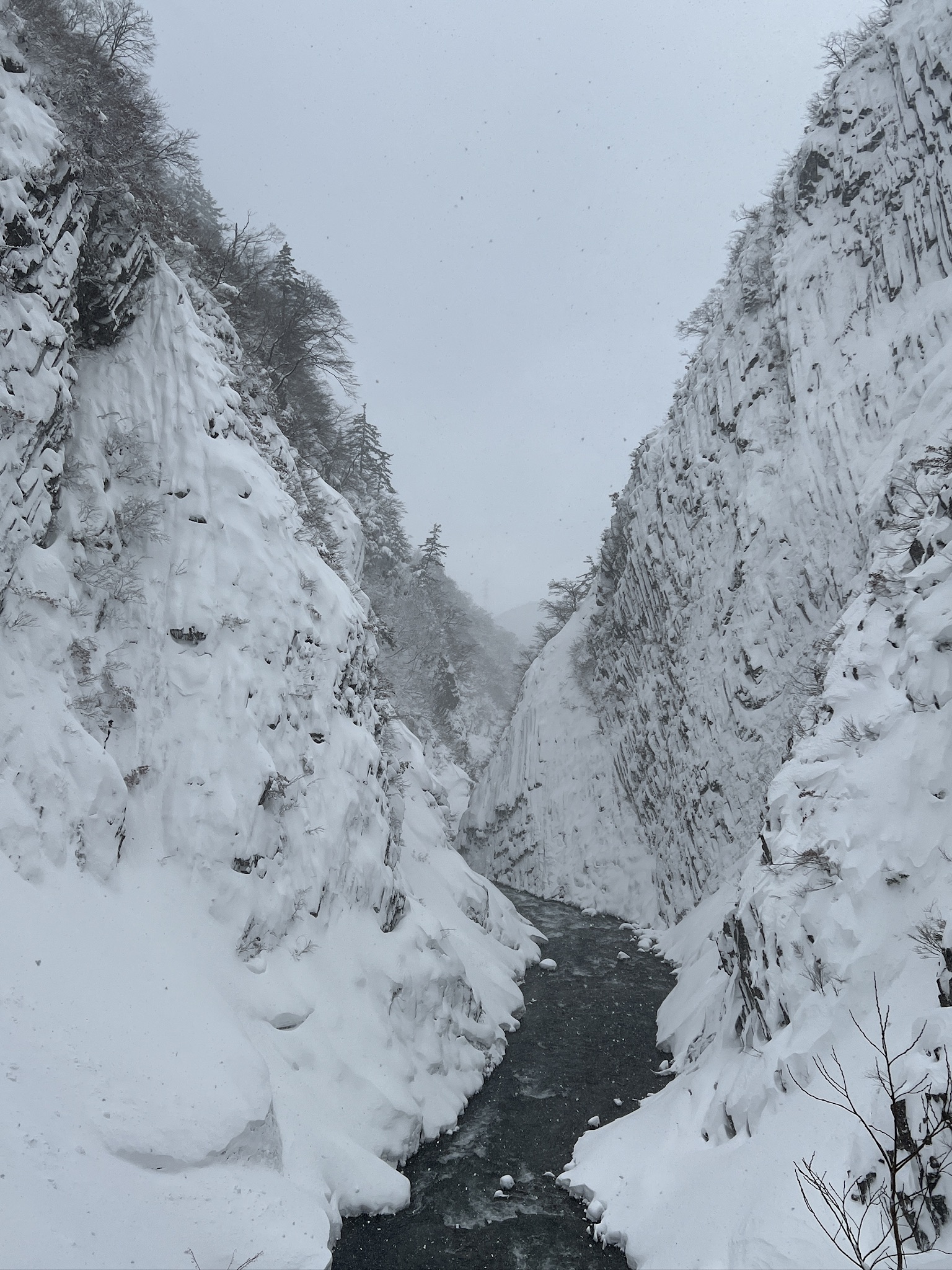 冬季積雪覆蓋的清津峽峽谷