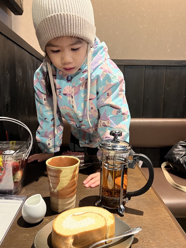 小朋友在溫泉咖啡水屋享用奶油蛋糕捲與熱茶
