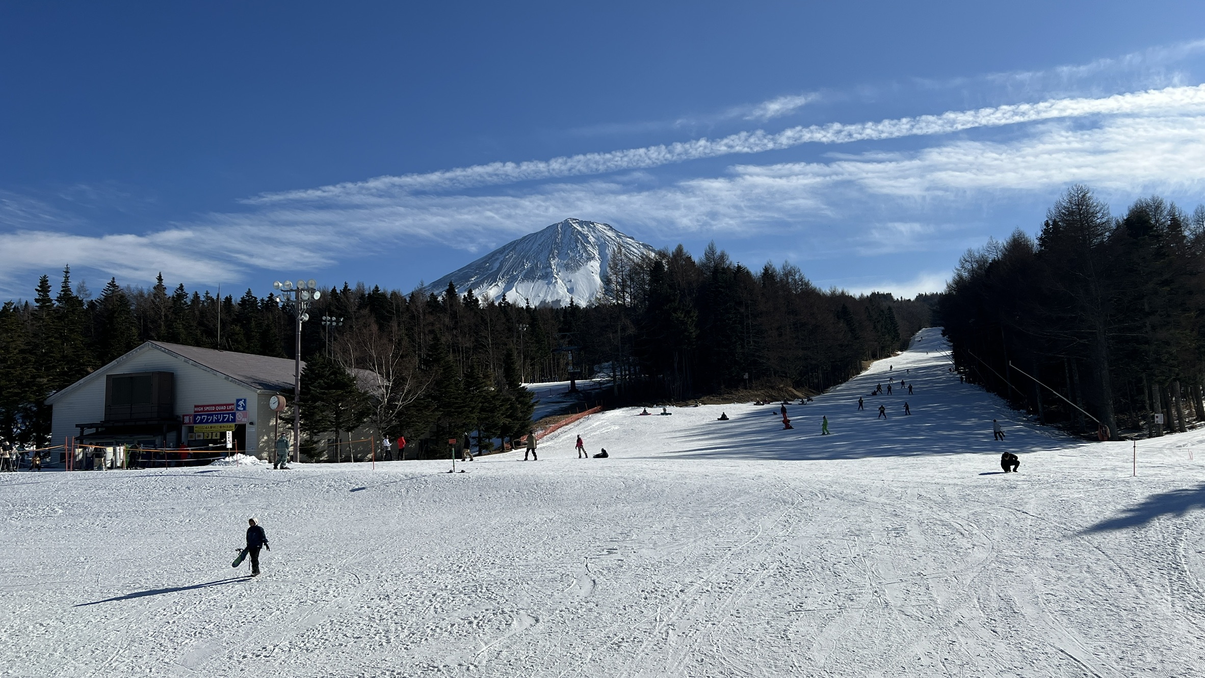 富士天滑雪場雪道與富士山全景