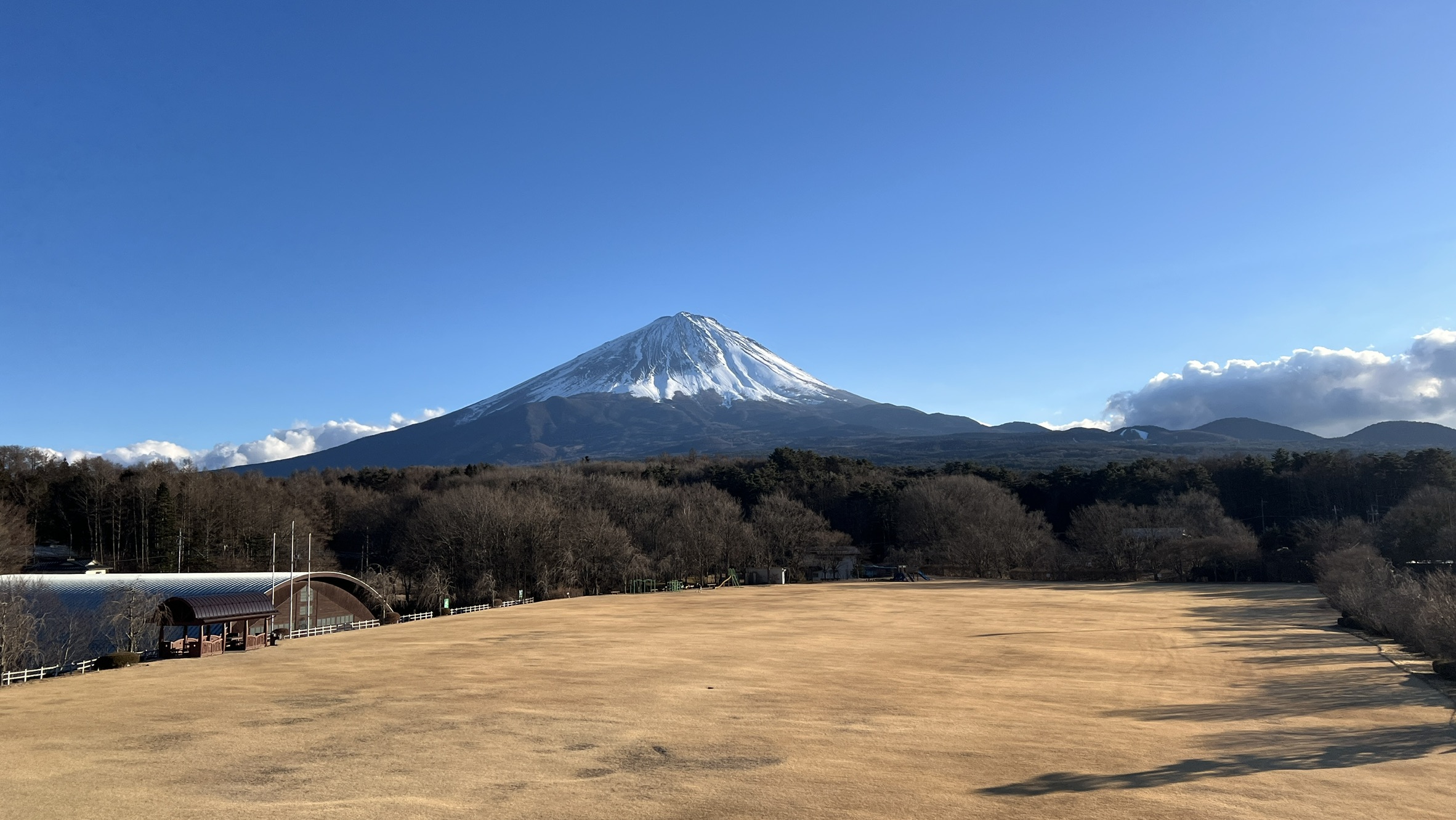 山下公園的大片草地與完整富士山景觀