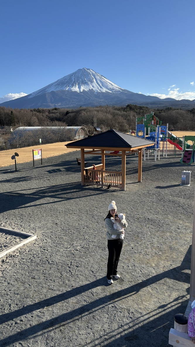 山下公園的涼亭與兒童遊具 背景是富士山
