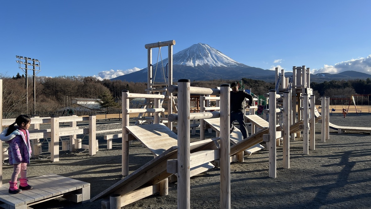 山下公園的木製遊具與富士山