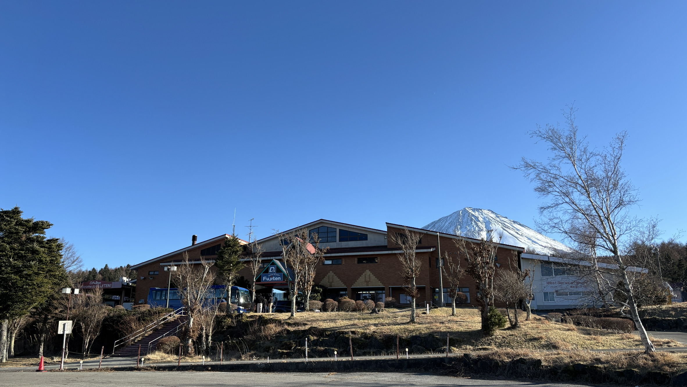 富士天滑雪場 Center House 外觀與後方富士山