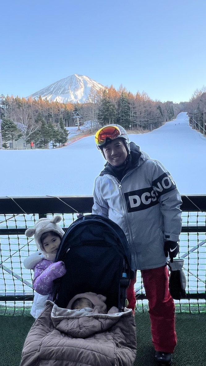 家人在富士天雪場露台合照 背景可見雪道與富士山