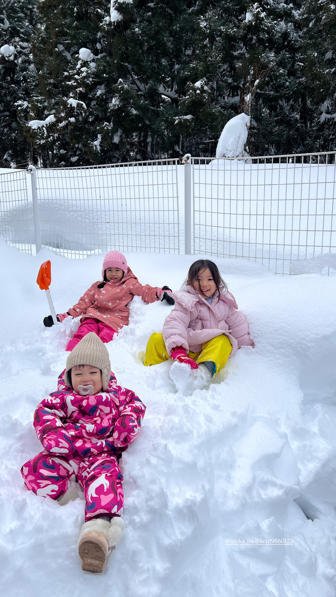 孩子在越後湯澤雪地玩雪
